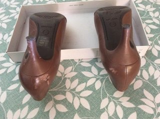 Zapatos de tacón con tachuelas y otros. 19,56€ par