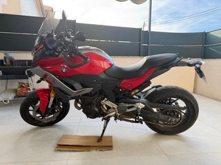 BMW F900 XR Roja y gris