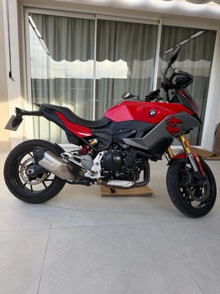 BMW F900 XR Roja y gris