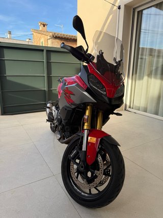 BMW F900 XR Roja y gris