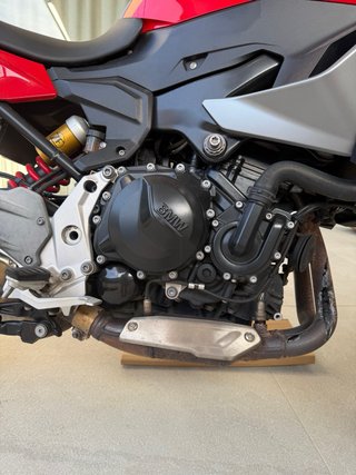 BMW F900 XR Roja y gris