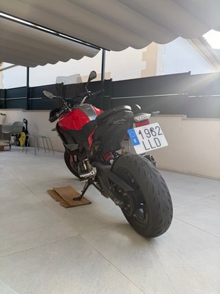 BMW F900 XR Roja y gris