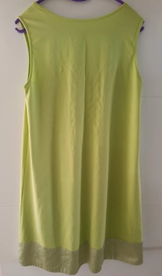 Vestido verde con decoración en el pecho