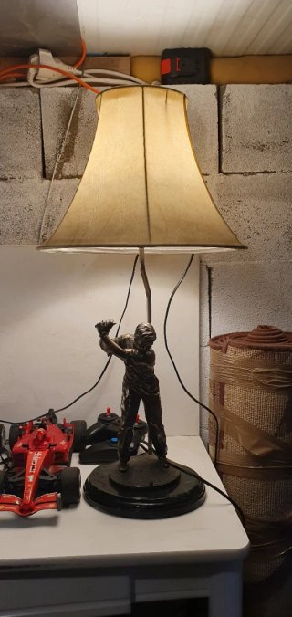 Lámpara de mesa figura golfista