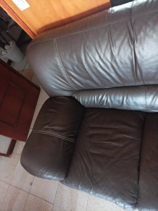 Sofá de piel marrón