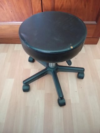 Taburete giratorio negro