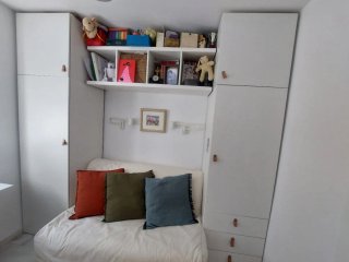 Sofá cama IKEA con colchón y muebles
