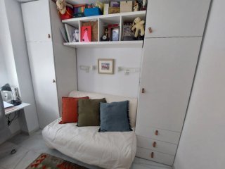 Sofá cama IKEA con colchón y muebles