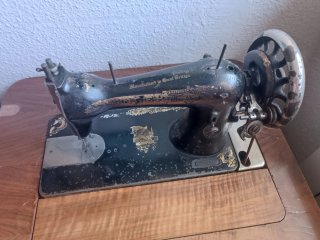 Máquina de coser SINGER antigua