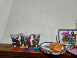 Libros y vajilla de Pocoyó