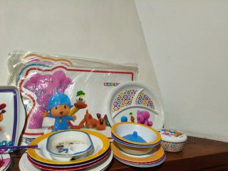 Libros y vajilla de Pocoyó