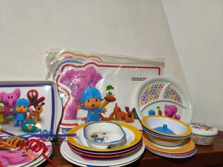 Libros y vajilla de Pocoyó