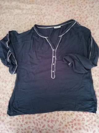 Blusa azul turquesa con ribete blanco