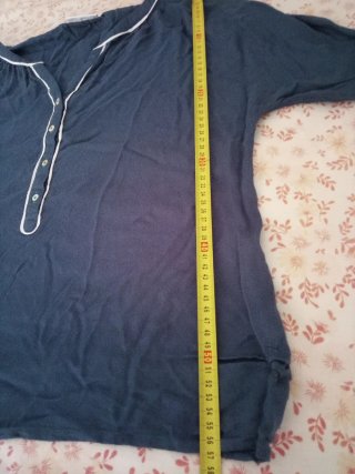 Blusa azul turquesa con ribete blanco