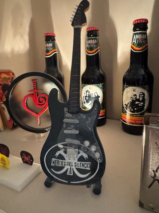 Merchandising de Heroes del silencio y bunbury