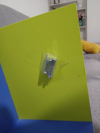 Estantería azul y amarilla de madera