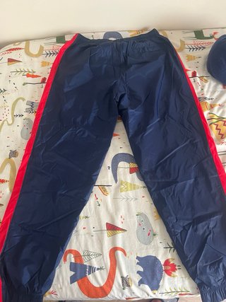 Pantalón deportivo Nike azul y rojo