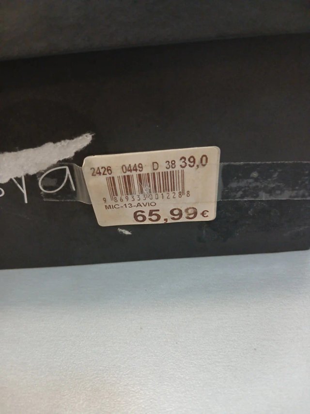 Talla 39 y 38 Zapatos mujer Alesya perforados