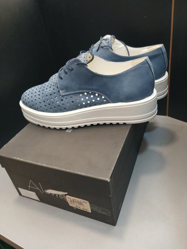 Talla 39 y 38 Zapatos mujer Alesya perforados
