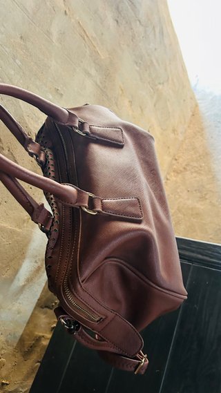Bolso marrón bandolera con diseño calado