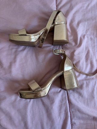 Tacones dorados plataforma boda