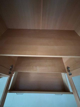 Armario madera puertas cristal 2 cajones