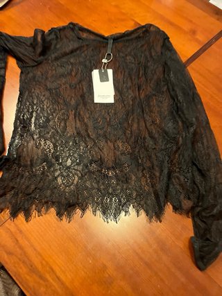 Camiseta Stradivarius encaje suave.