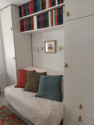 Sofá cama + 2 muebles + repisa