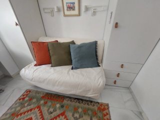 Sofá cama + 2 muebles + repisa