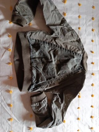 Cazadora ONLY verde mujer Talla M..da poca talla