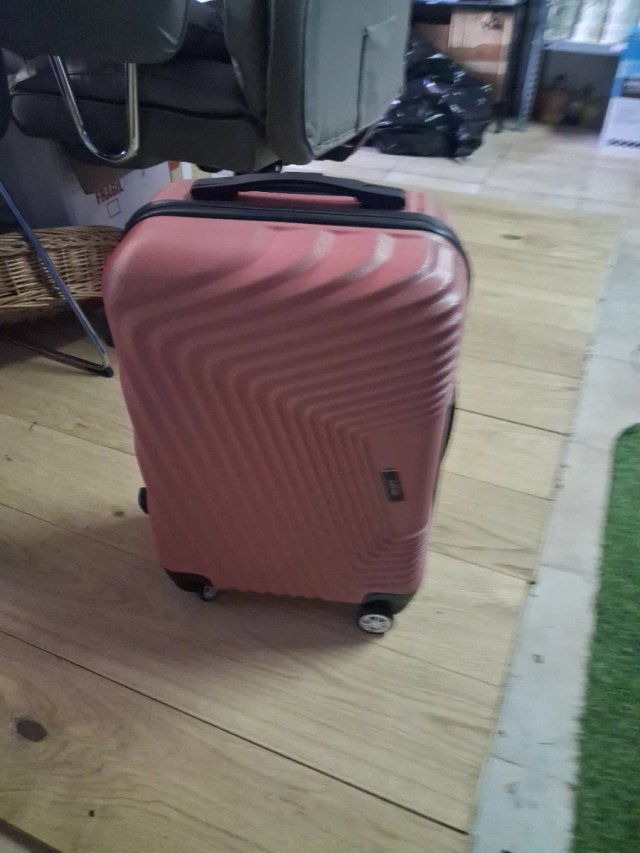 Maleta rosa de viaje