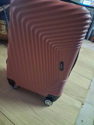 Maleta rosa de viaje