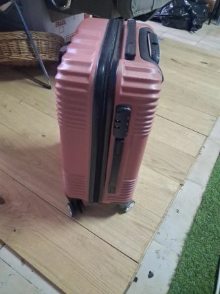 Maleta rosa de viaje