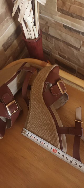 Sandalias cuña marrón con hebilla dorada