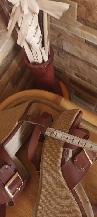 Sandalias cuña marrón con hebilla dorada