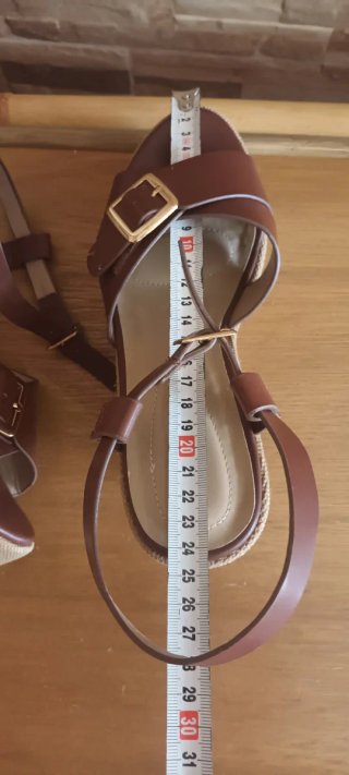 Sandalias cuña marrón con hebilla dorada