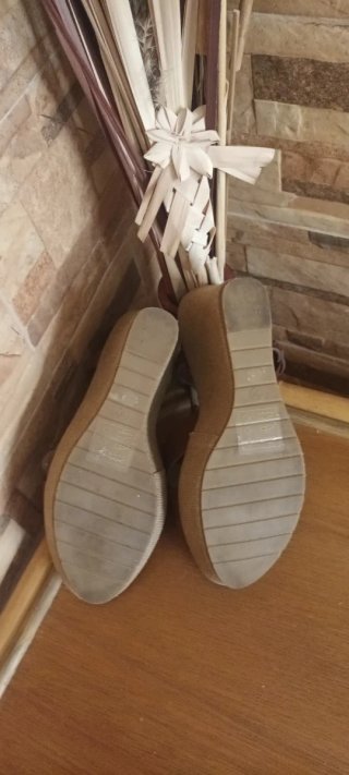 Sandalias cuña marrón con hebilla dorada