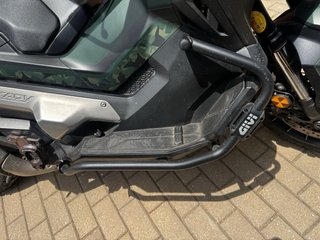 Dos motos adventure/maxi-scooter y Kawa ZZR1400