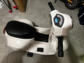 Moto Vespa Eléctrica Infantil Blanca