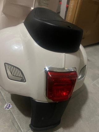 Moto Vespa Eléctrica Infantil Blanca
