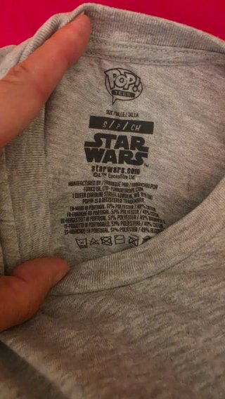 Camiseta Mandalorian y Grogu gris