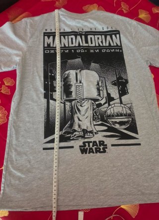 Camiseta Mandalorian y Grogu gris