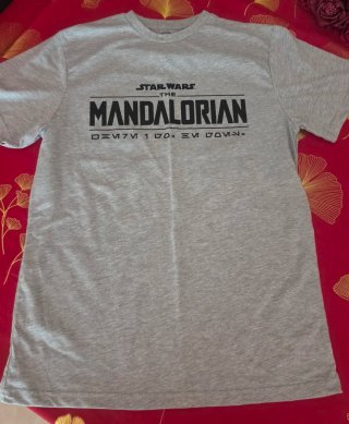 Camiseta Mandalorian y Grogu gris