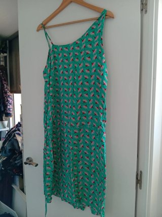 Vestido verde con estampado rojo