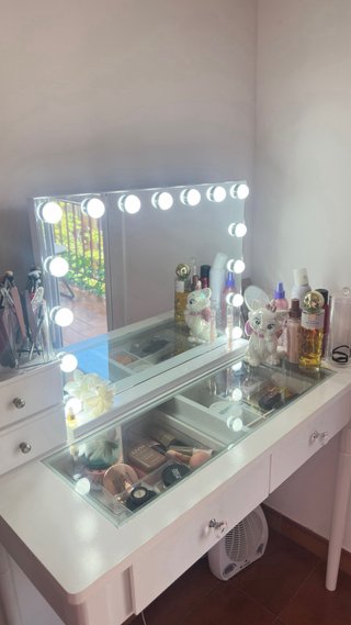 Tocador de maquillaje estilo Hollywood
