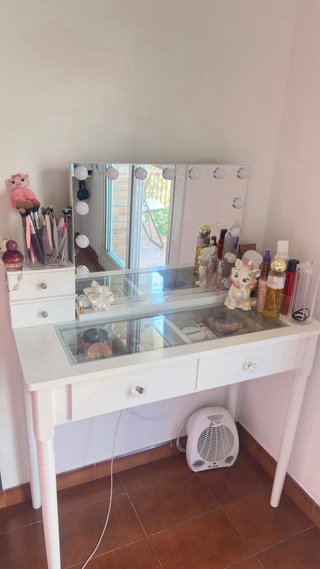 Tocador de maquillaje estilo Hollywood