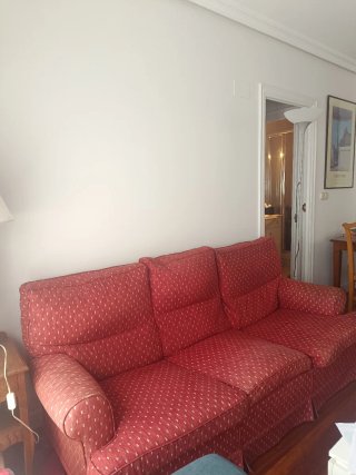 Sofá de tela rojo
