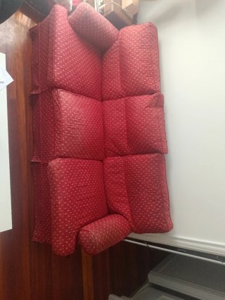 Sofá de tela rojo