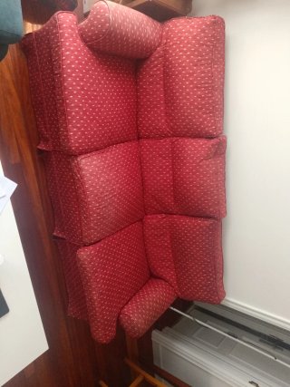 Sofá de tela rojo