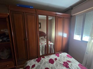 Armario de madera con varias puertas y cristal.